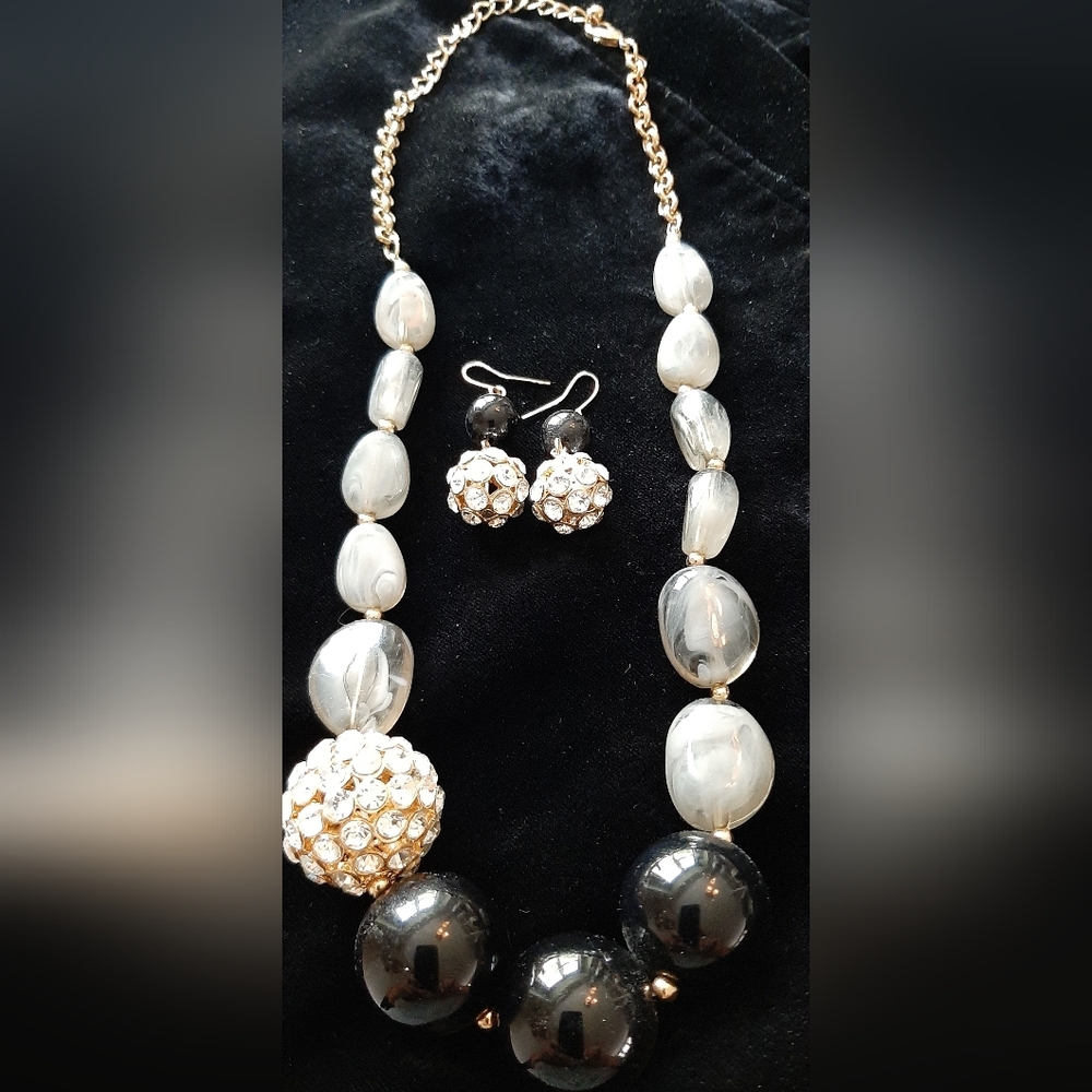 Necklace and earing set